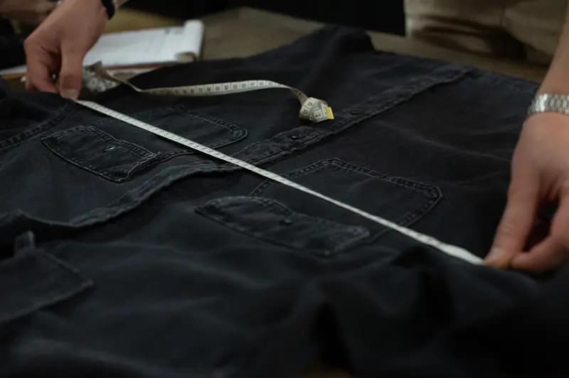 Mesure d’un vêtement dans l’atelier Artyum