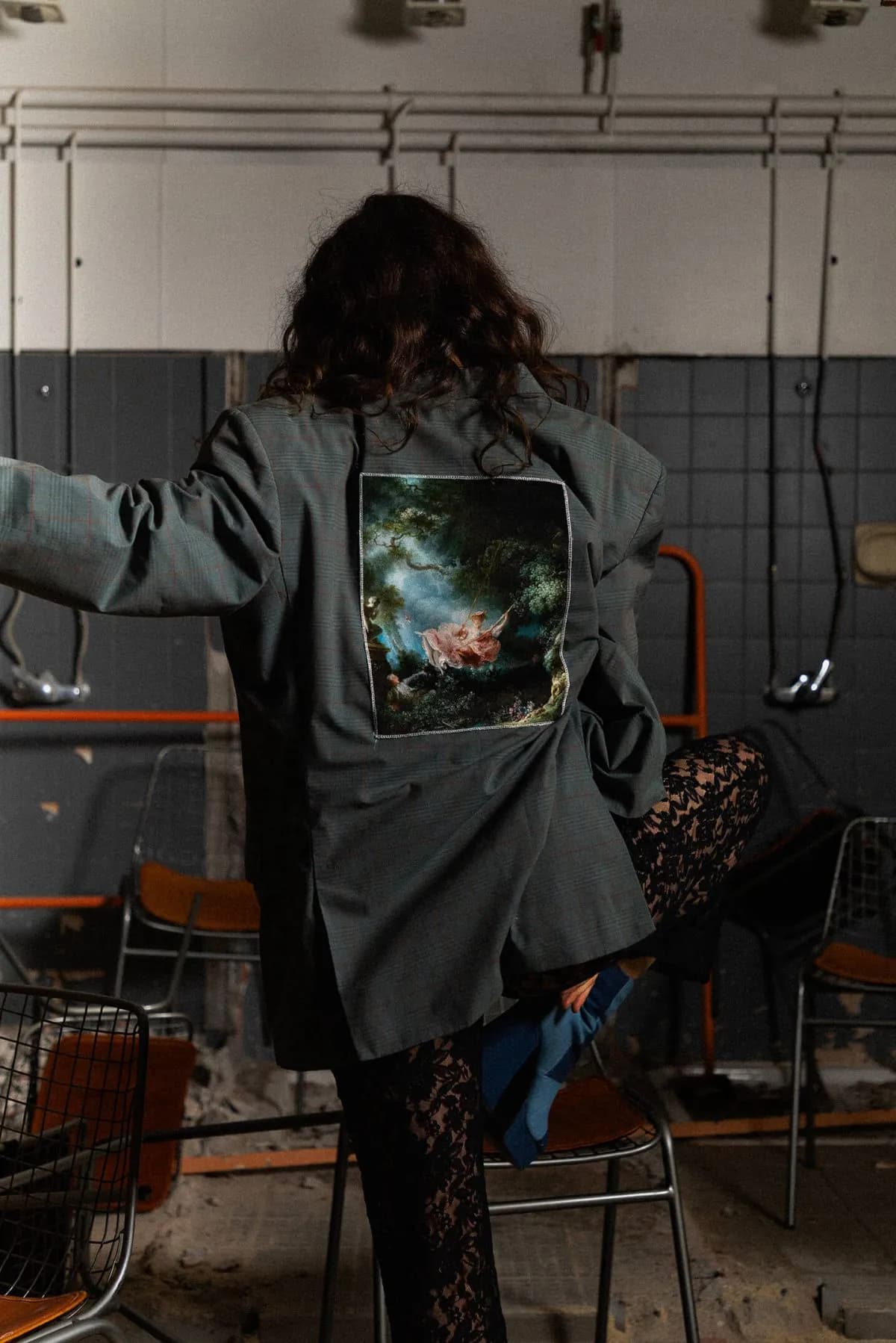Veste Artyum portée de dos avec un empiècement inspiré de Fragonard